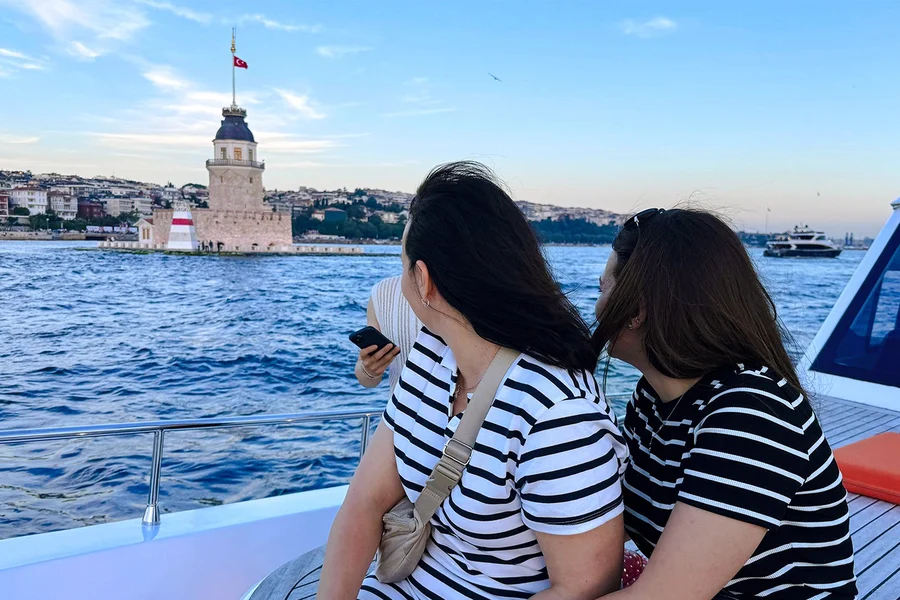 Bosphorus privát luxusjacht körút vacsorával, italokkal és transzferekkel, Istanbul