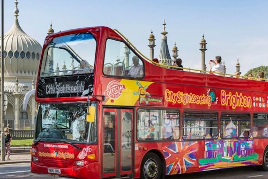 Okružní autobus Varšava s možností vystupování a nastupování, Brighton