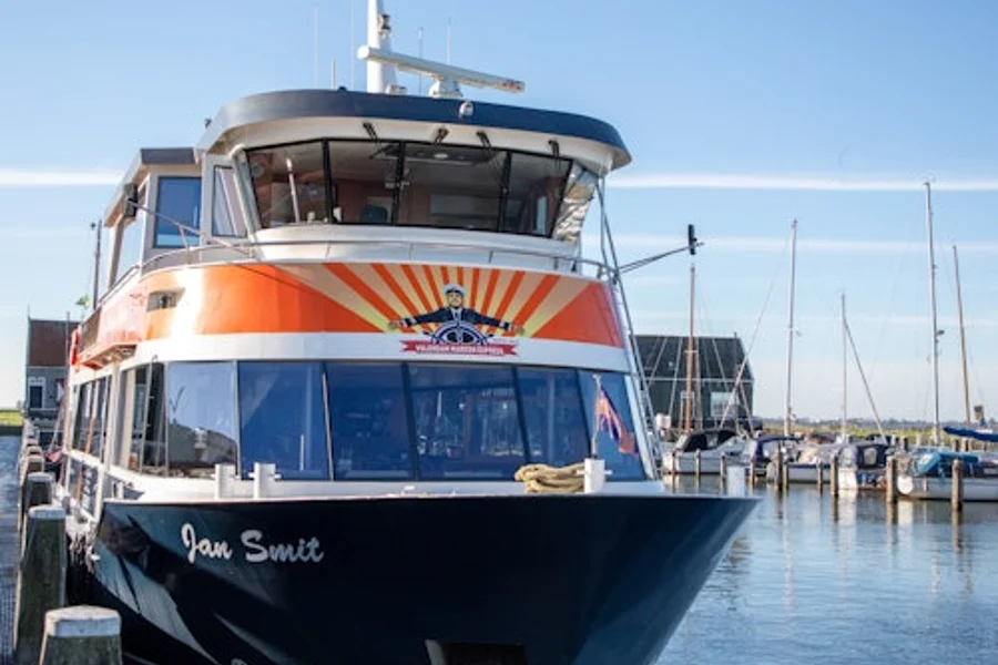 Marken: One-Way or Roundtrip Ferry Ride To/From Volendam, at Volendam Boat Tours, Volendam