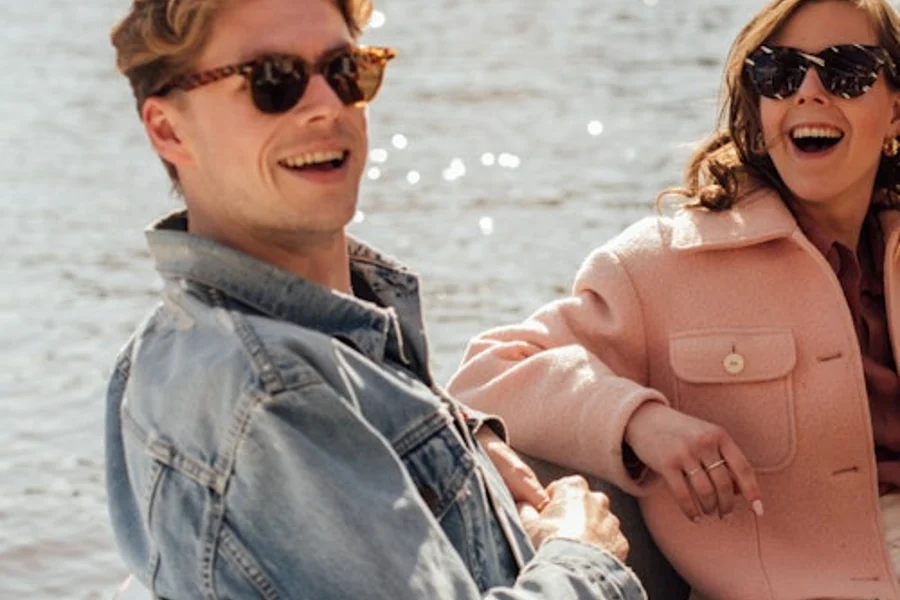 Amsterdam: Guided Saloon Boat Cruise + Cocktail & Waffle, at Amsterdam Canal Cruises