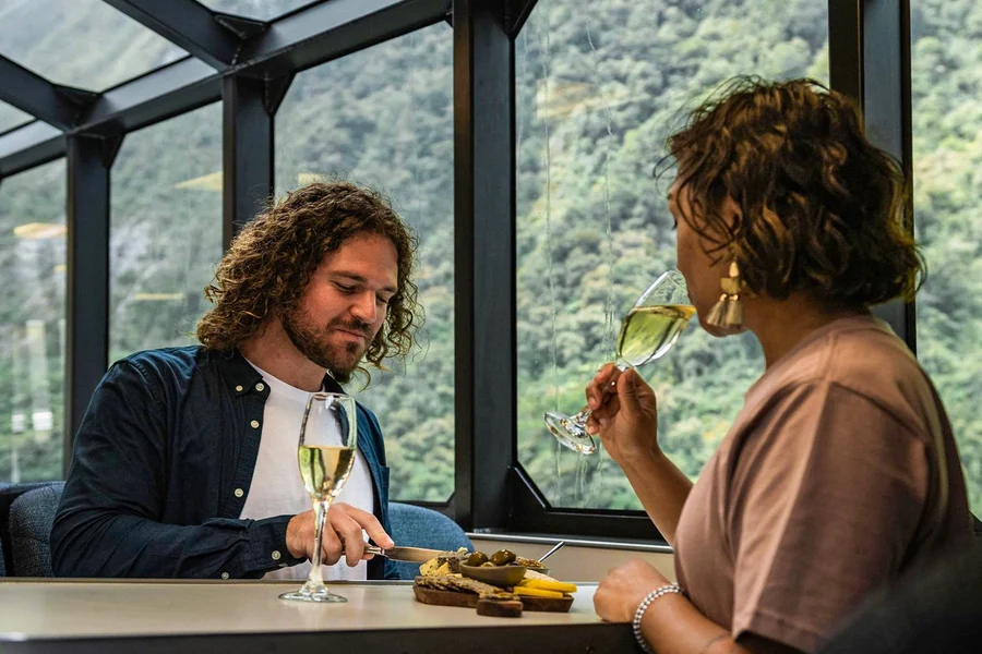 Pelayaran Premium Milford Sound dengan Kanape Mewah & Champagne, Milford Sound