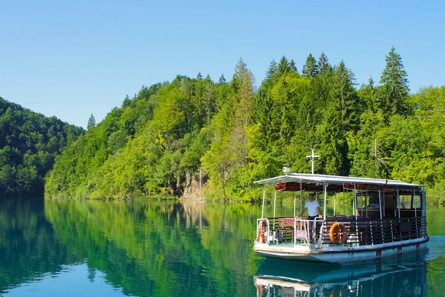 Miðar til þjóðgarðsins Plitvice-vatna með útsýnislest og bátsferð, at Plitvice Lakes National Park, Split