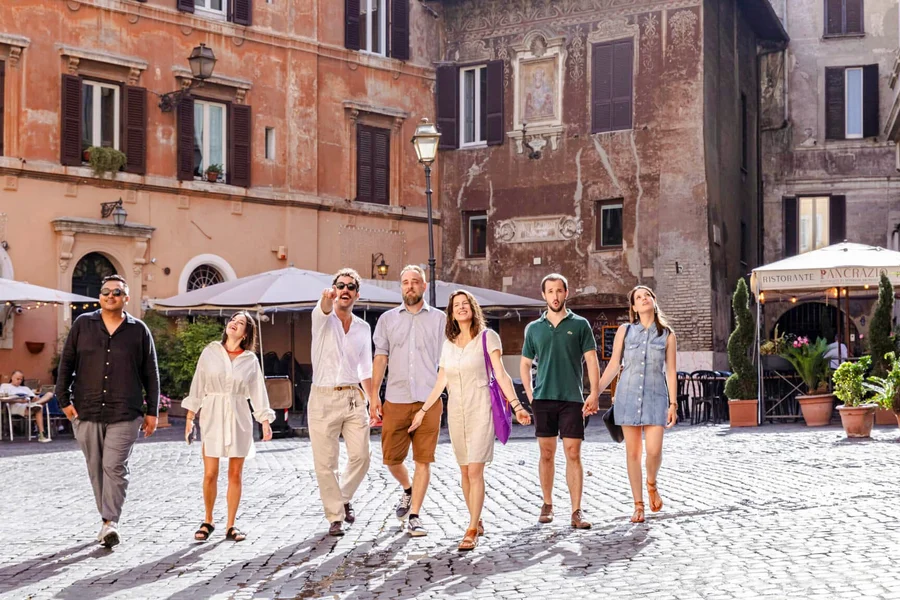 Crepúsculo en Trastevere: Tradiciones Atemporales, at Piazza S. Bartolomeo All'Isola, 00186 Roma RM, Italy, Rome