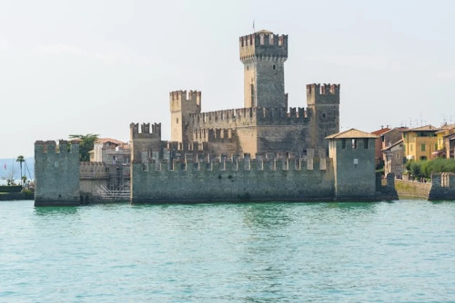 گشت چهار ساعته قایق دریاچه گاردا با توقف در سیرمیونه, at Lake Garda Boat Tours, Sirmione