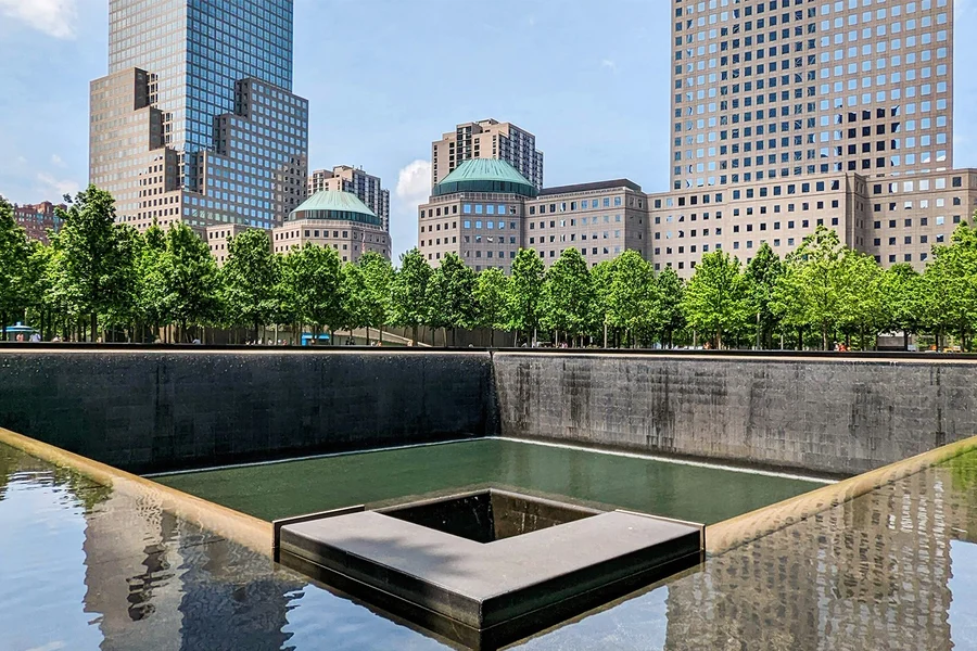 Комбо: Екскурсія до меморіалу 9/11 Ground Zero + Квитки до обсерваторії One World, at St. Paul's Chapel, New York