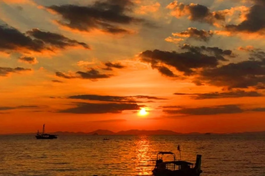 Krabi 4-saaren auringonlasku BBQ -kierros bioluminesoivilla planktonilla pitkähäntäveneellä, Krabi