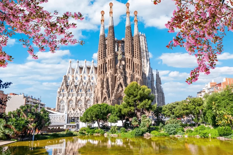 Sagrada Familia Fast-Track Guided Tour, Barcelona
