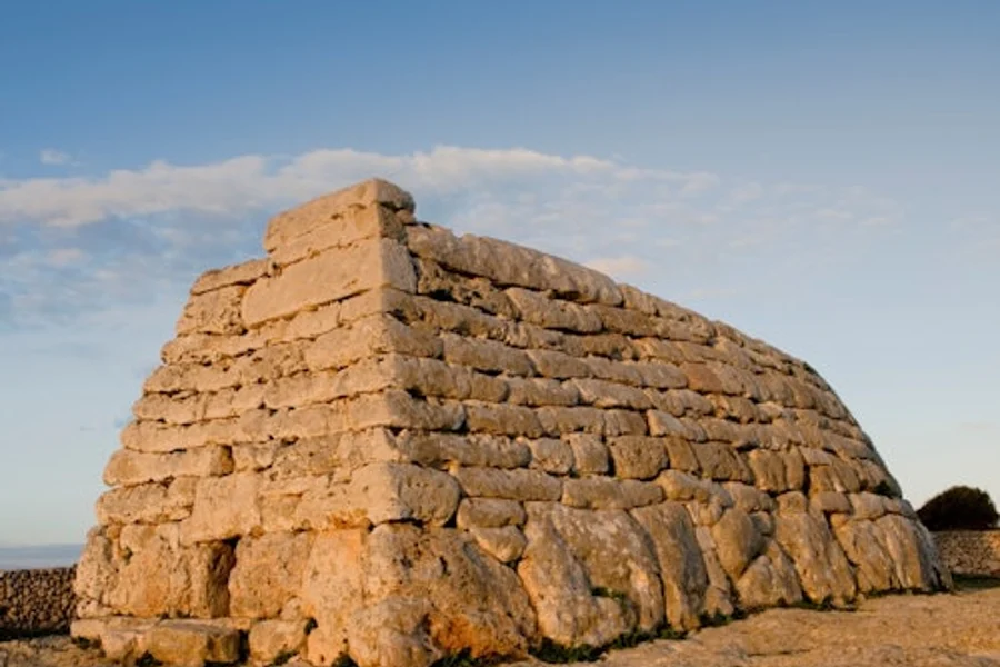 Naveta d'Es Tudons: Entrada, at Naveta d'Es Tudons, Ciutadella De Menorca