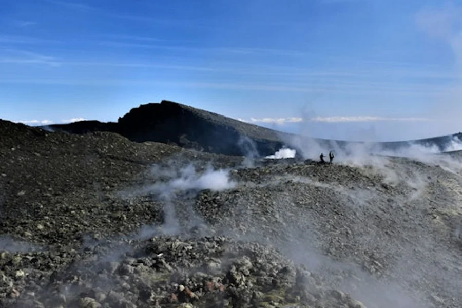 埃特納山:從北面進行山頂和火山口徒步旅行, at Mount Etna, Nicolosi