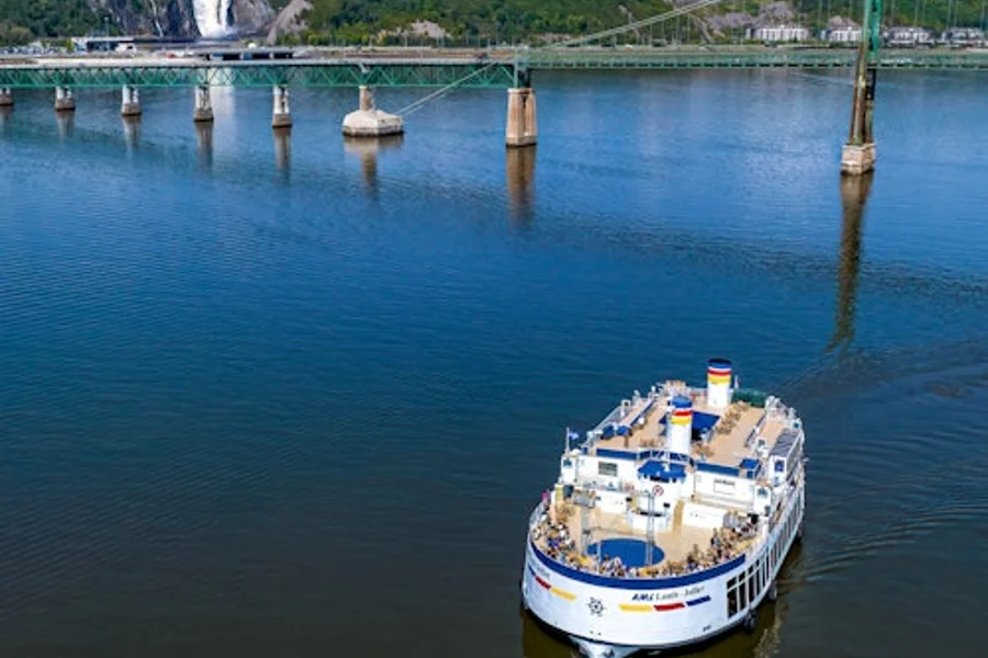 Quebec City: Guided Day Trip from Montreal with Montmorency Falls & Cruise, Montreal