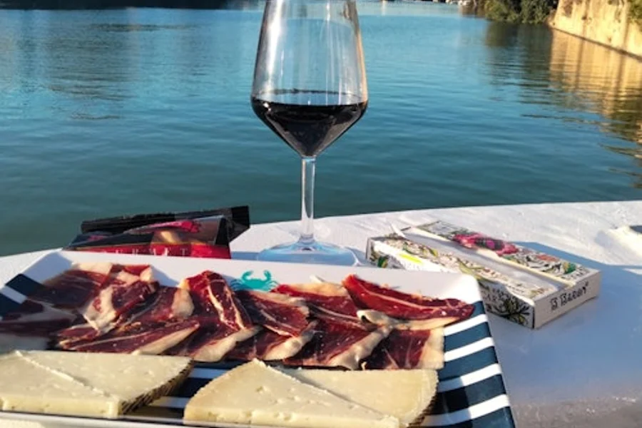 Seville: Boat Cruise with Drink and Appetizer, Seville