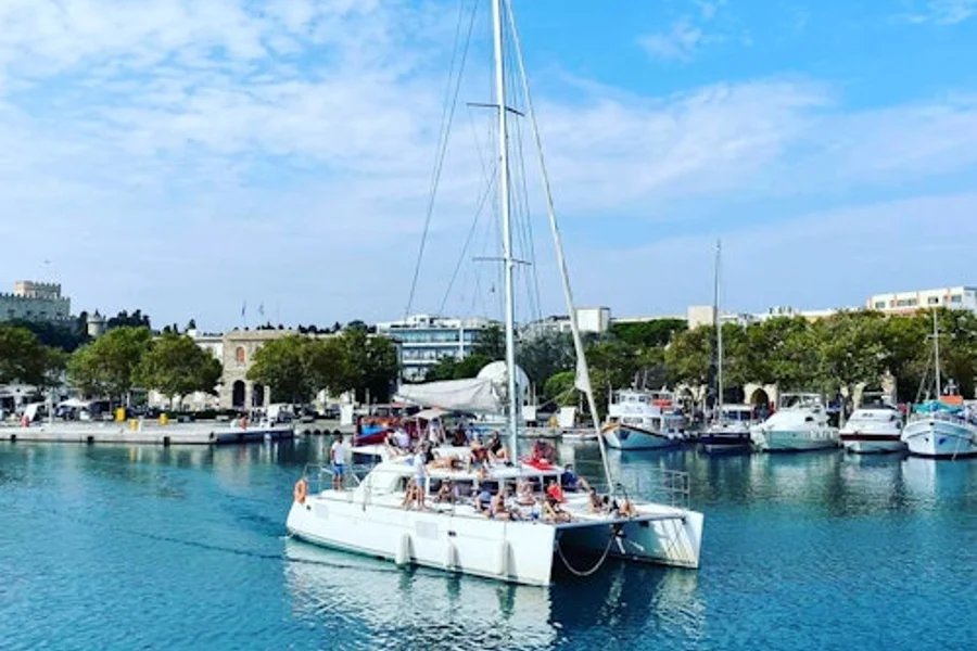 Rhodes: Crucero al Atardecer Todo Incluido en Catamarán de Vela, Rhodes