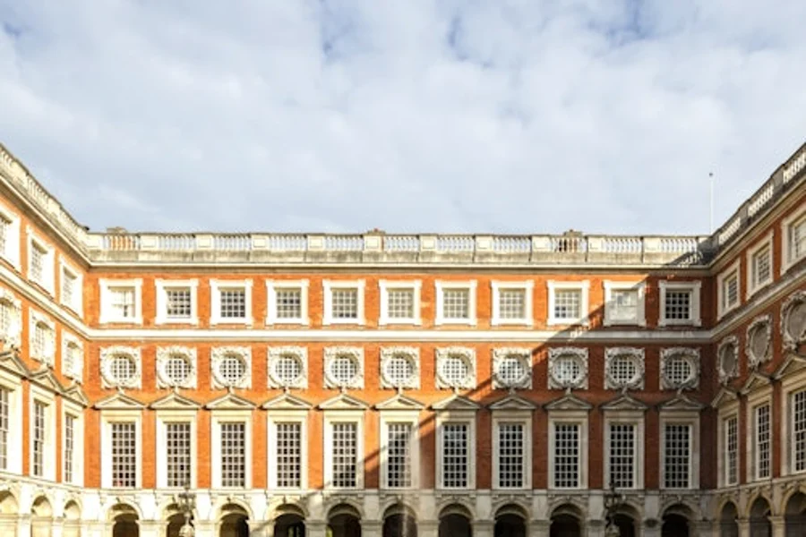 Palais de Hampton Court : billet d’entrée + transfert aller-retour depuis Londres, at Day Trips from London, London