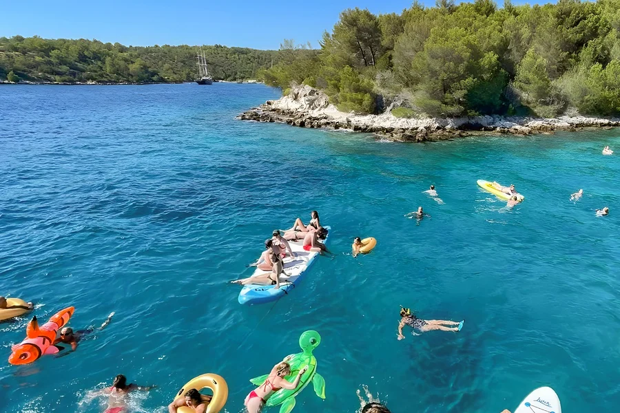 Frá Split: Heilsdags Sigling til Hvar og 3 Eyja, at Obala Hrvatskog narodnog preporoda 21, Split