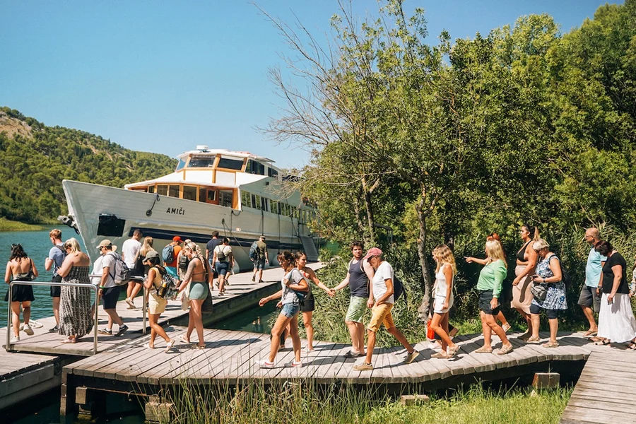 Frá Split: Dagsferð með leiðsögn til Krka þjóðgarðs með bátsferð & vínsmökkun, at Maruliceva 4, Split