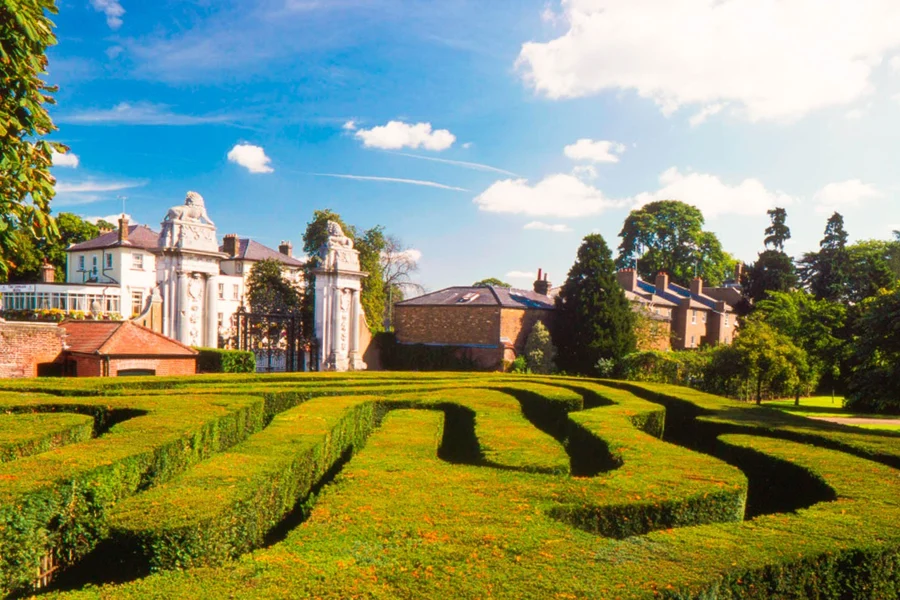 हैम्पटन कोर्ट पैलेस और गार्डन्स के टिकट, at Hampton Court Palace, London