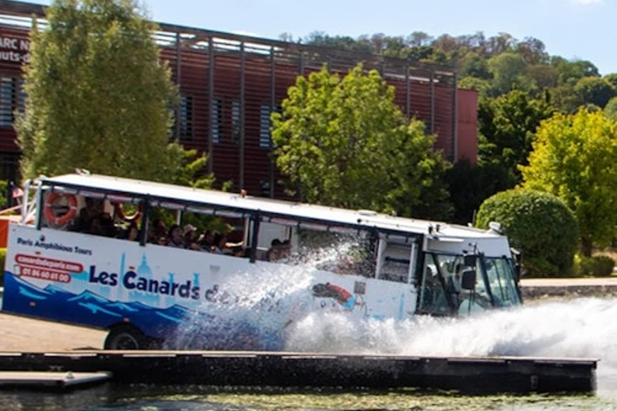 نهر السين: جولة في باريس بالحافلة البرمائية, at Seine River Cruises, Paris