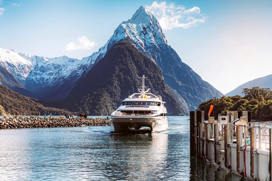 Mula sa Queenstown: Araw na Biyahe sa Milford Sound kasama ang Paglalakbay sa Bangka, Paglalakad at Balik na Transportasyon, Queenstown