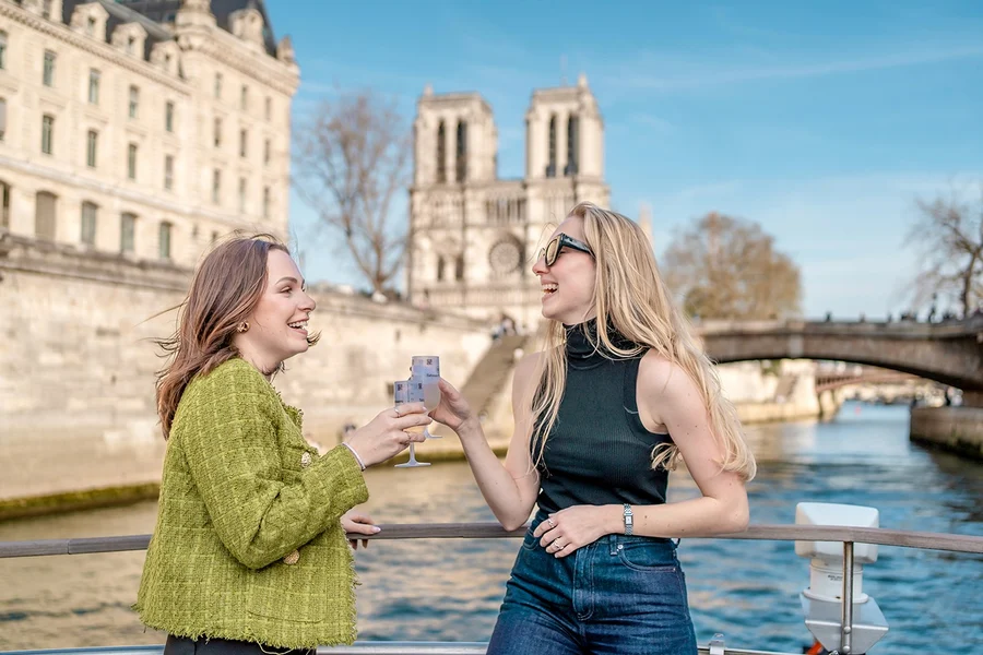 Seine River Cruise with Champagne from Notre-Dame, at Bateaux Parisiens