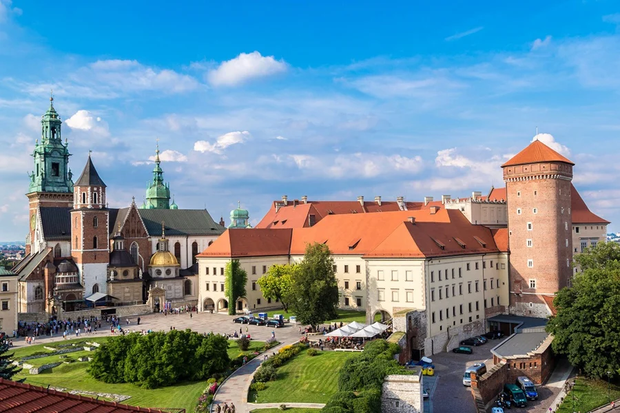 Cracovia: Tour guiado por Wawel, almuerzo y crucero por el río Vístula, at plac Świętej Marii Magdaleny, Krakow