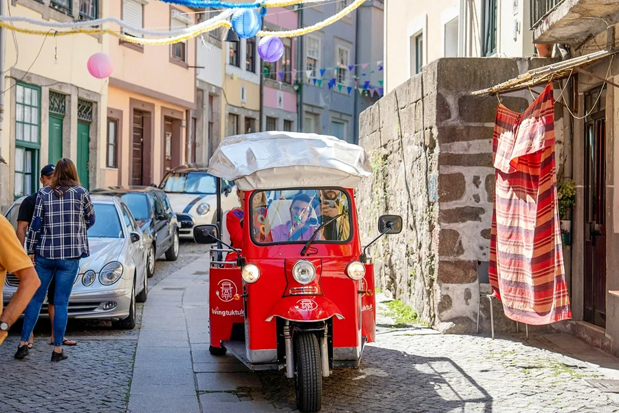 波尔图电动嘟嘟车城市游览 & 六座桥杜罗河游船, at Rua Mouzinho da Silveira 352, Porto