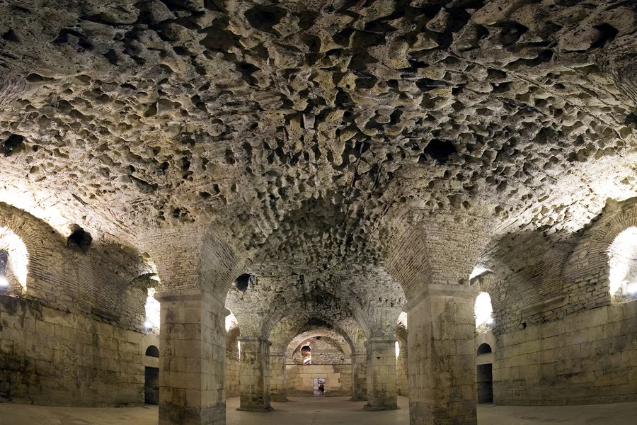 Split: Game of Thrones -kierros Diocletianuksen kellarilla, at Gray Line Croatia, Split