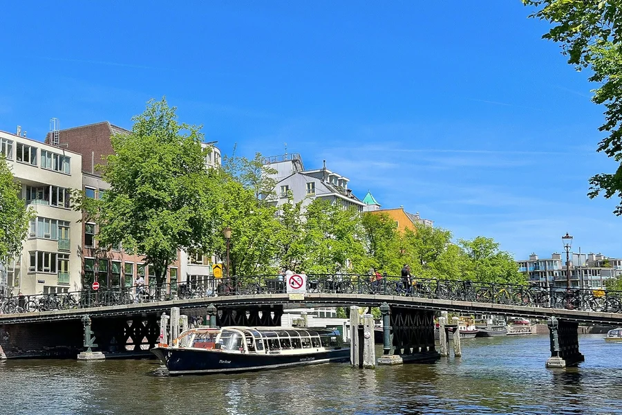 Amsterdam: 1-Hour Sightseeing Canal Cruise on Closed Heated Boat, Amsterdam