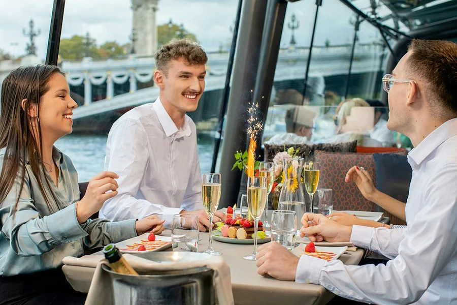 Bateaux Parisiens Seine River Lunch Cruise with French Menu, Paris
