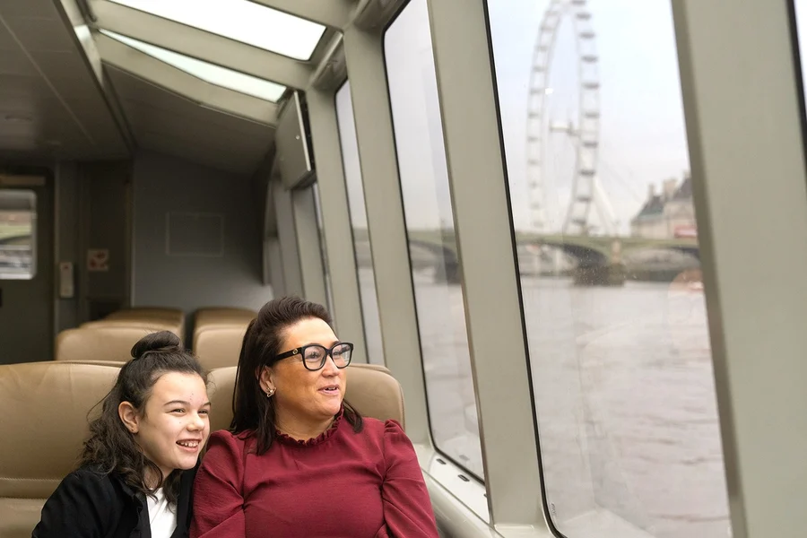 London Rejs typu Hop-On Hop-Off, at Embankment Pier, Victoria Embankment, London