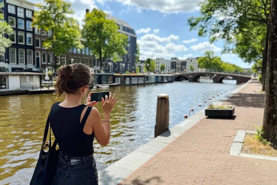 Tour a peu d'Amsterdam d'Anne Frank amb guia d'àudio i vídeo, at Sculpture of Anne Frank, Amsterdam