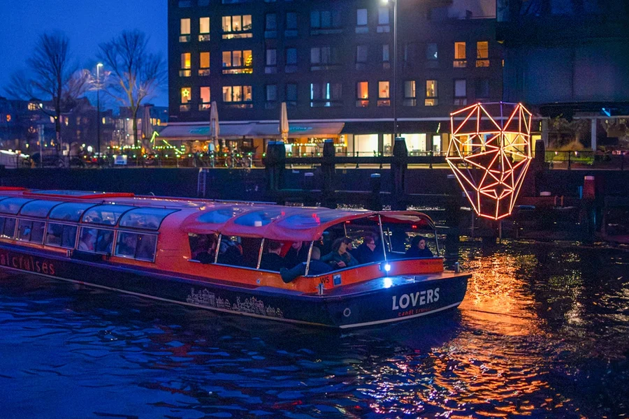アムステルダム:4コースメニューとドリンク付きディナークルーズ, at LOVERS, Prins Hendrikkade 25, Amsterdam