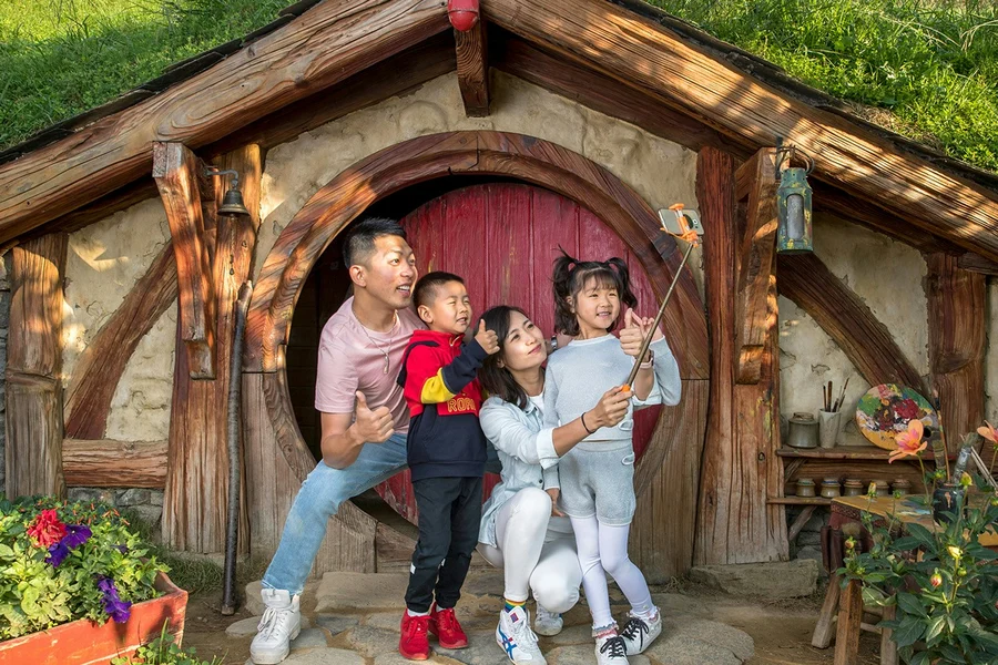 From Auckland: Hobbiton Movie Set & Waitomo Glowworms Caves Guided Tour, Waitomo