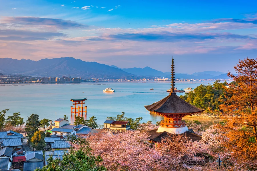From Hiroshima: Hiroshima & Miyajima Small Group Tour with Professional Photos, Hiroshima