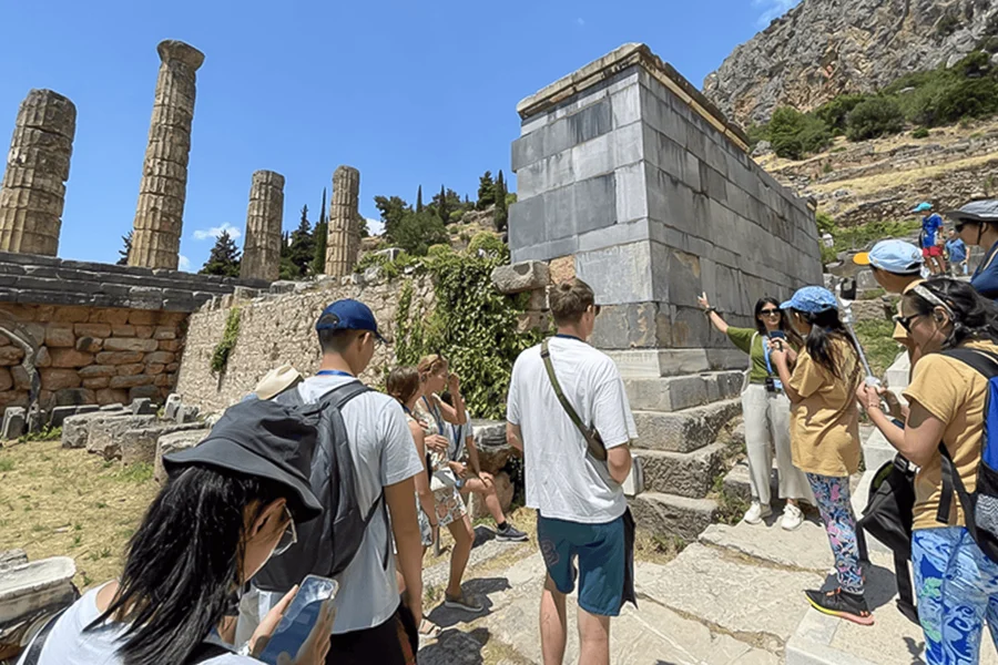 من أثينا: رحلة نهارية لمجموعة صغيرة إلى دلفي وأراشوفا مع تذاكر الدخول, at Delphi guided tour from Athens - Tag Athens, Athens