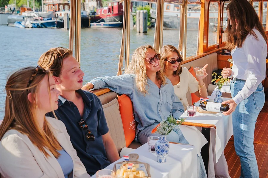 Amsterdam: 1-Hour Luxury Heated Saloon Boat Cruise with Unlimited Drinks & Cheese, Amsterdam