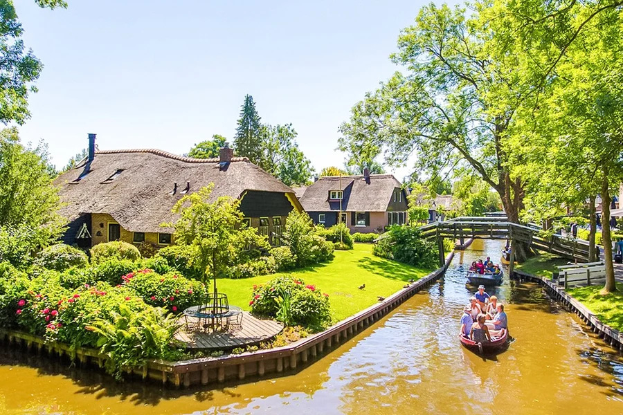 From Amsterdam: Giethoorn Day Trip with Boat Tour , Amsterdam