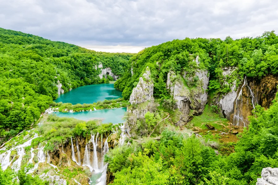 Plitvicen järvien kiertomatka: Turvatut liput, juna- ja venematka, at Plitvička Jezera, Split