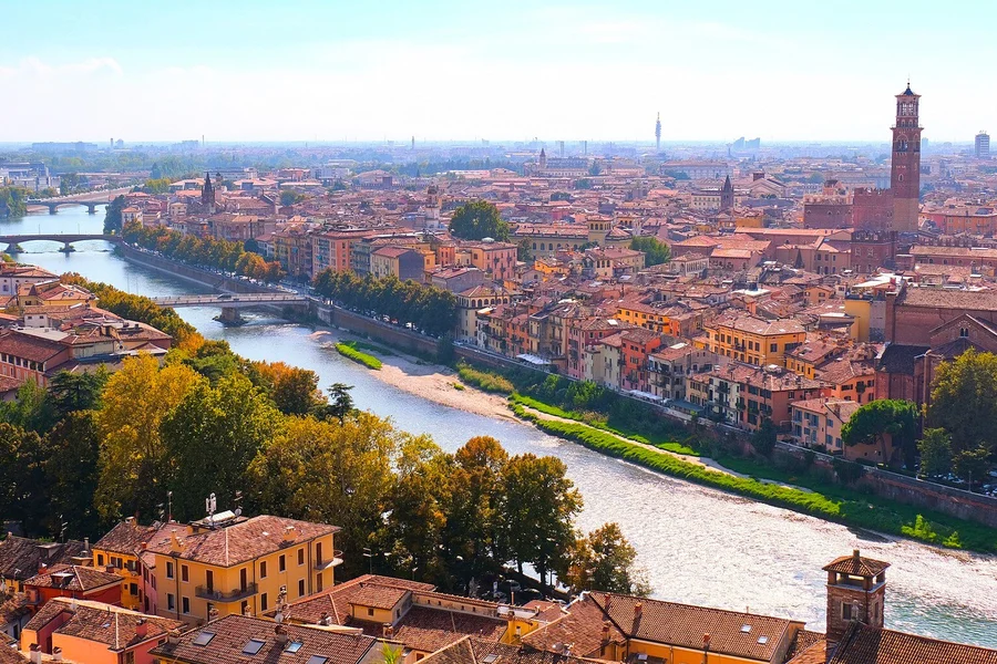 جولة صوتية ذاتية التوجيه في البلدة القديمة وارسو, at Via Cappello, Verona