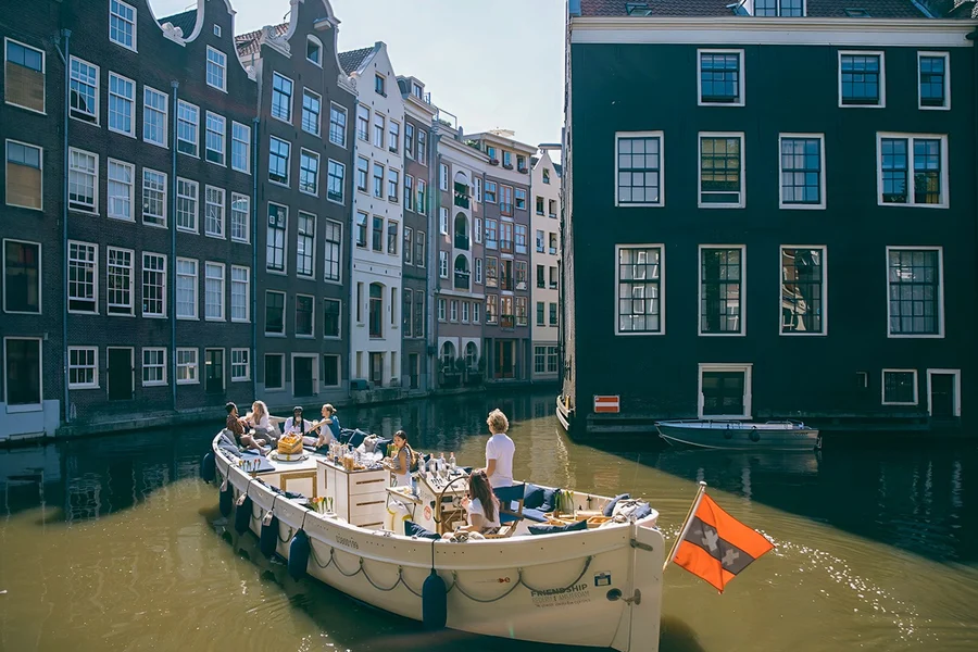 Amsterdam: Luxe Booze Cruise met Optie voor Onbeperkte Drankjes, Amsterdam