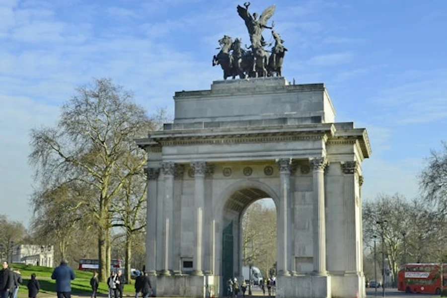 Buckingham Palace: Royal History Semi Private Guided Tour + Entry Ticket, London