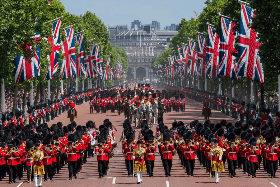 Konungleg gönguferð og vaktaskipti, at Buckingham Palace, London