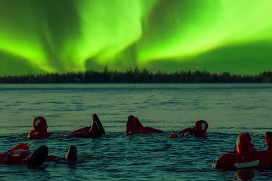 Priveliștea Luminilor Nordului de la lac cu costum plutitor, Rovaniemi