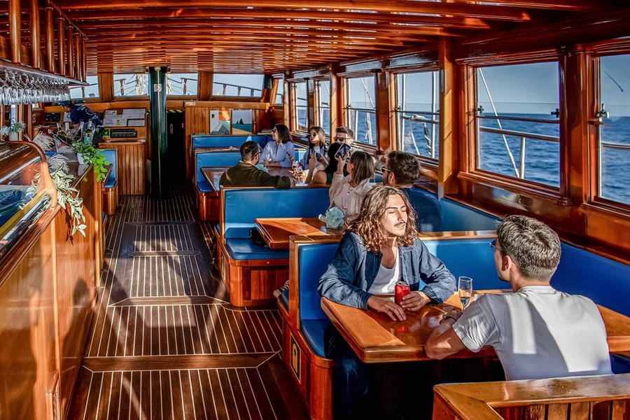 Cruzeiro Turístico em Barcelona em uma Escuna de Madeira, at City Sailing Barcelona Tickets Office, Barcelona