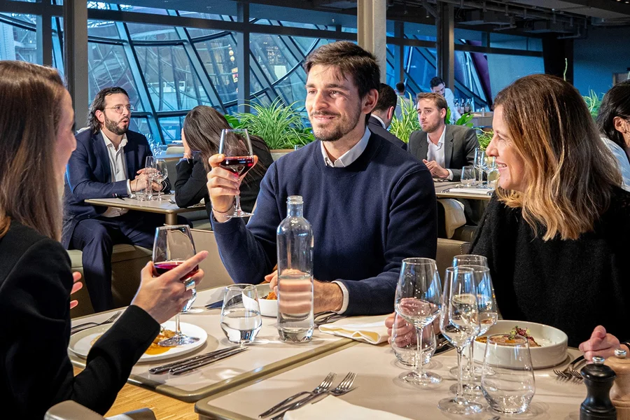 From London: Luxury Escorted Paris Day Trip with Lunch on the Eiffel Tower, London