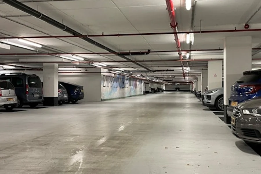Mobypark 阿姆斯特丹:在伦勃朗公园莱昂纳多酒店停车, Amsterdam