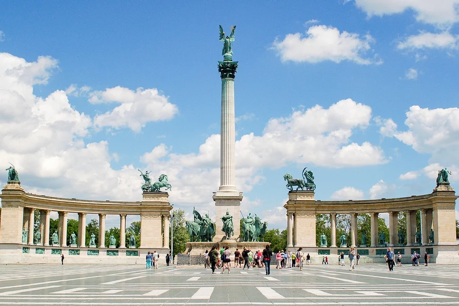 Budapest all in 1: 3-Hour Guided Bus Tour & 1-Hour Danube River Cruise, at EUrama Office, Budapest