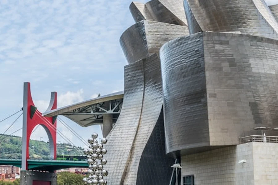 Guggenheim Bilbao Museum: Frank Gehry and Bilbao Tour + Admission, Bilbao