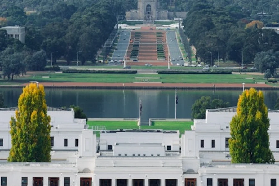 Canberra: Guided Tour + Roundtrip Transfer, Canberra