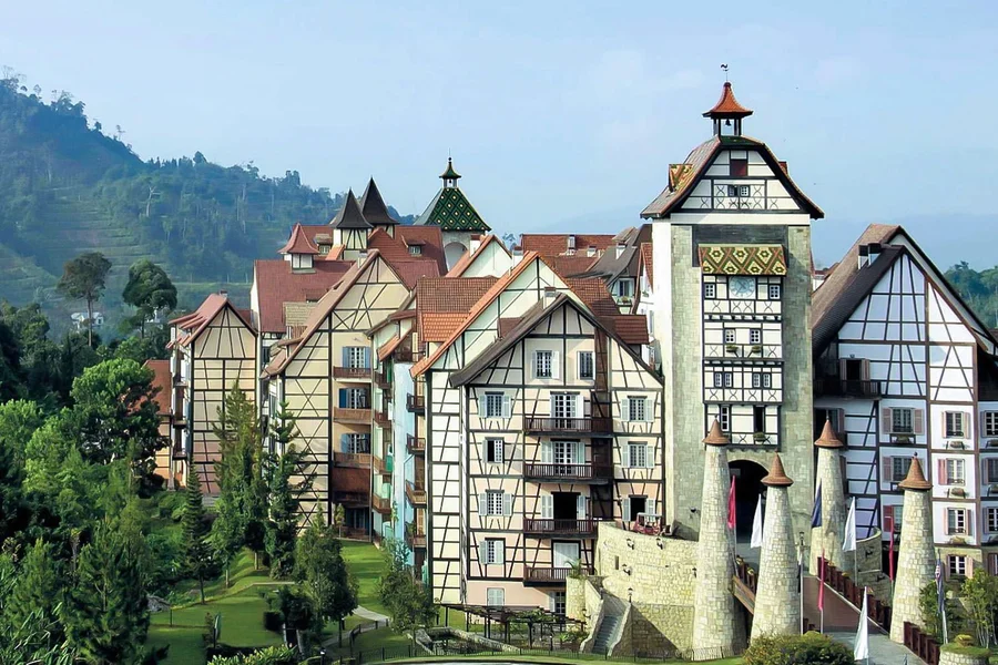 From Kuala Lumpur: Full-Day Tour of Batu Caves & Colmar Tropicale with Transfers, Kuala Lumpur