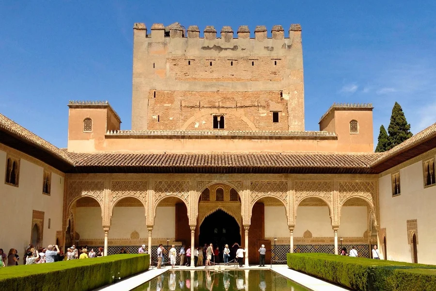 所有阿尔罕布拉宫门票:含纳斯里德宫的私人导览游, at Paseo del Generalife 1F, Granada